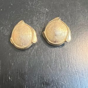 ONE PRE-OWNED 1” PAIR OF BRUSHED GOLDTONE CLIP ON BUTTON STYLE EARRINGS CTM1